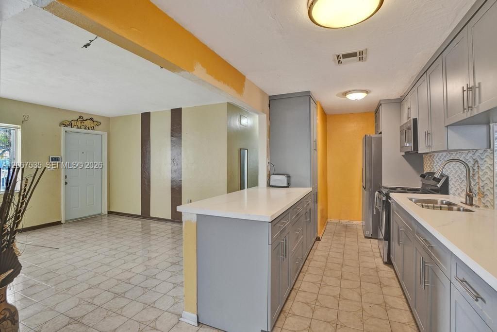 Activo con contrato: $300,000 (3 camas, 1 baños, 1302 Pies cuadrados)