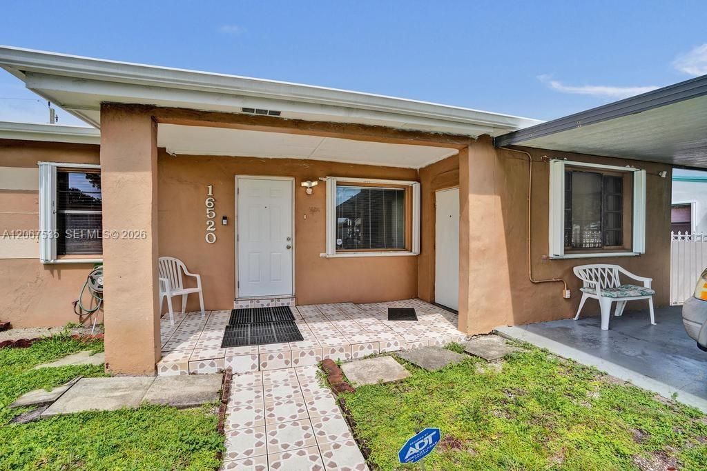 Activo con contrato: $300,000 (3 camas, 1 baños, 1302 Pies cuadrados)