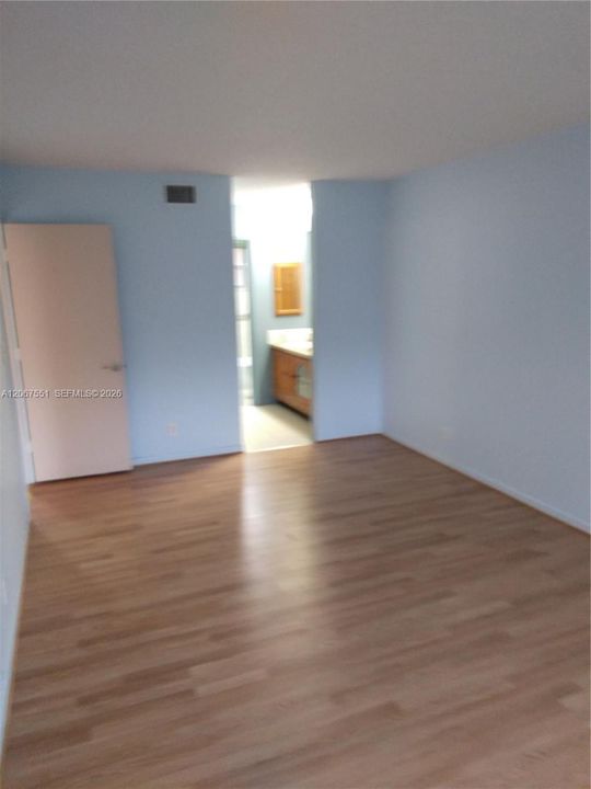 For Sale: $119,000 (1 beds, 1 baths, 720 Square Feet)