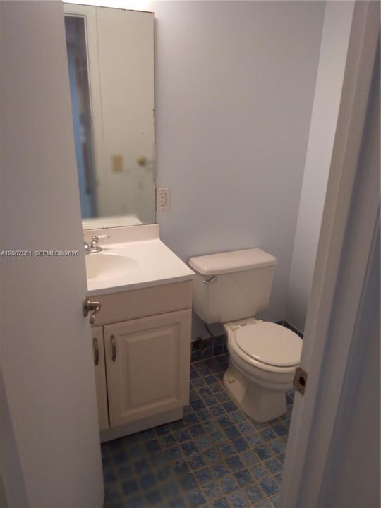For Sale: $119,000 (1 beds, 1 baths, 720 Square Feet)