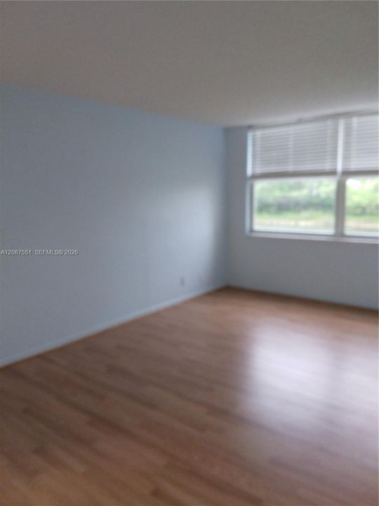 For Sale: $119,000 (1 beds, 1 baths, 720 Square Feet)