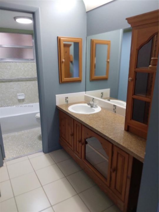 For Sale: $119,000 (1 beds, 1 baths, 720 Square Feet)