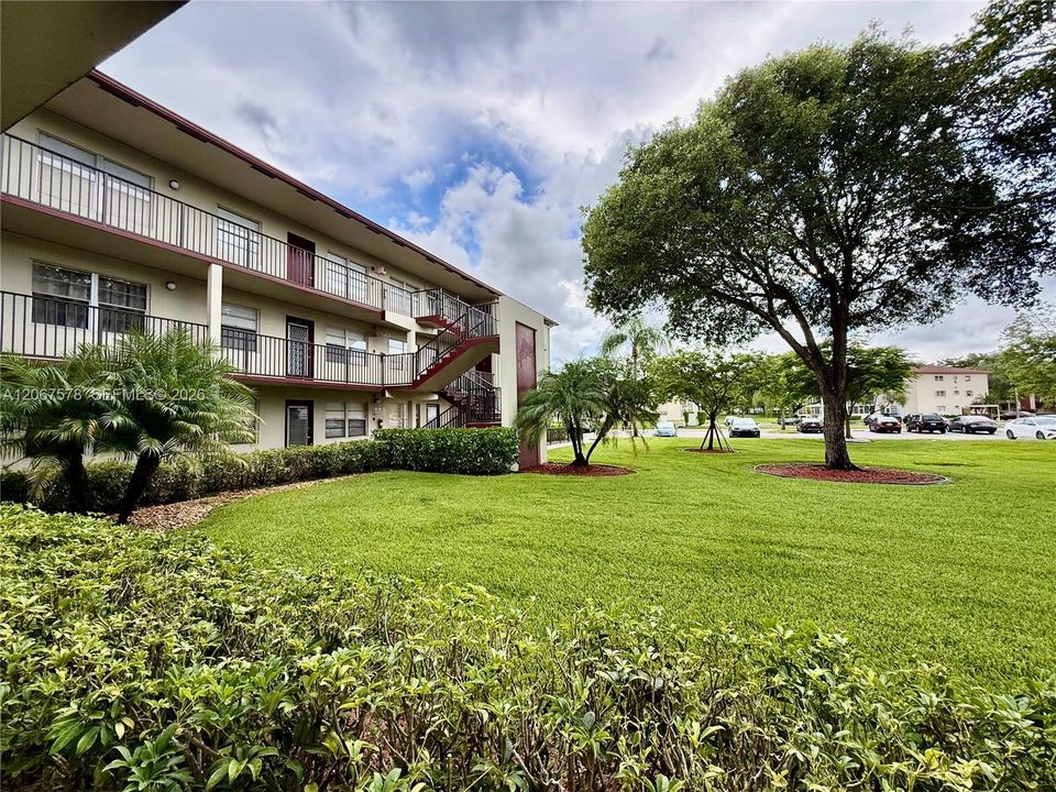 For Sale: $128,000 (1 beds, 1 baths, 811 Square Feet)