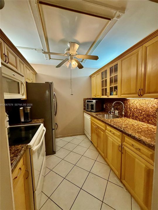 For Sale: $128,000 (1 beds, 1 baths, 811 Square Feet)
