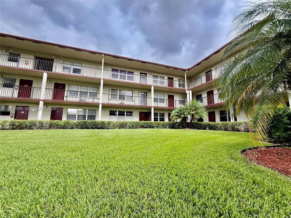 For Sale: $128,000 (1 beds, 1 baths, 811 Square Feet)