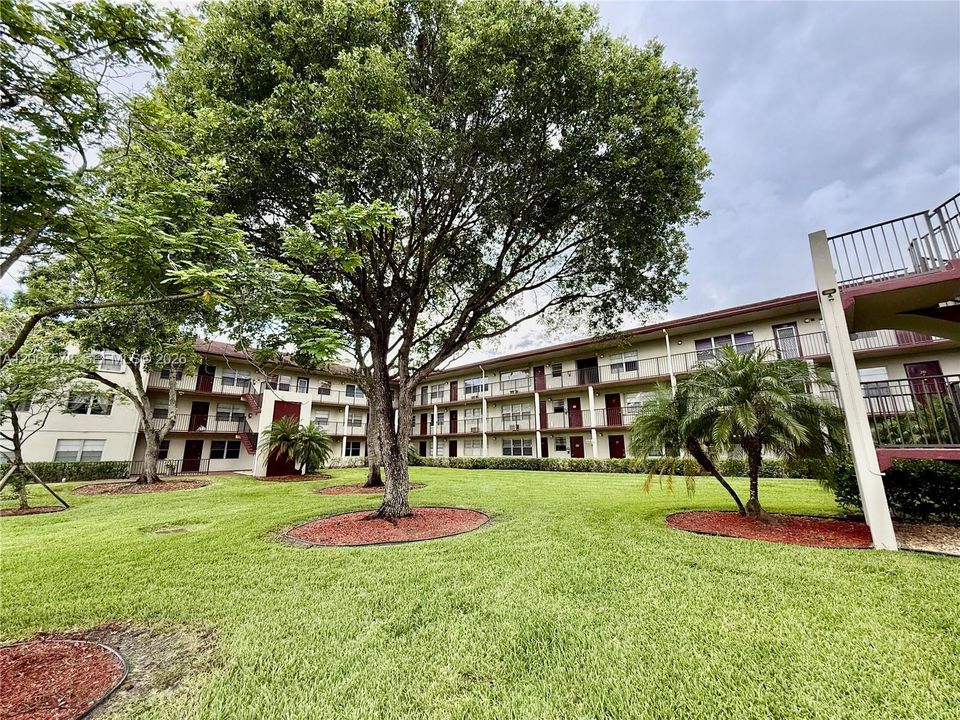 For Sale: $128,000 (1 beds, 1 baths, 811 Square Feet)