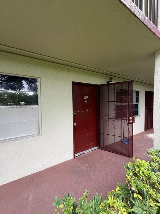 For Sale: $128,000 (1 beds, 1 baths, 811 Square Feet)