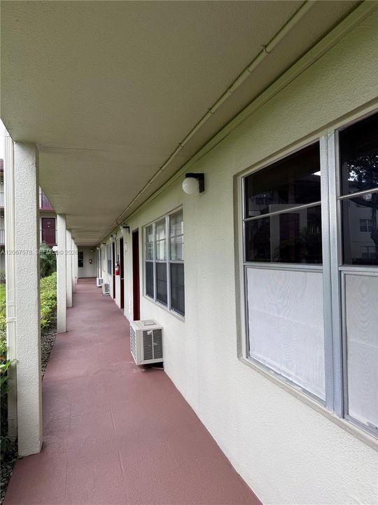 For Sale: $128,000 (1 beds, 1 baths, 811 Square Feet)