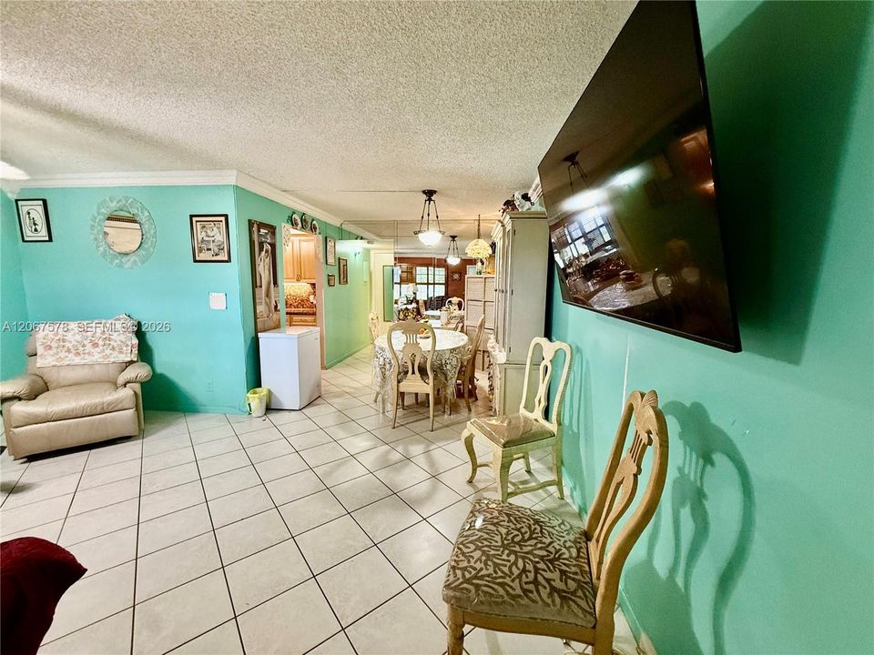 For Sale: $128,000 (1 beds, 1 baths, 811 Square Feet)