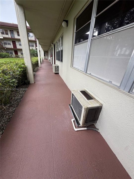 For Sale: $128,000 (1 beds, 1 baths, 811 Square Feet)