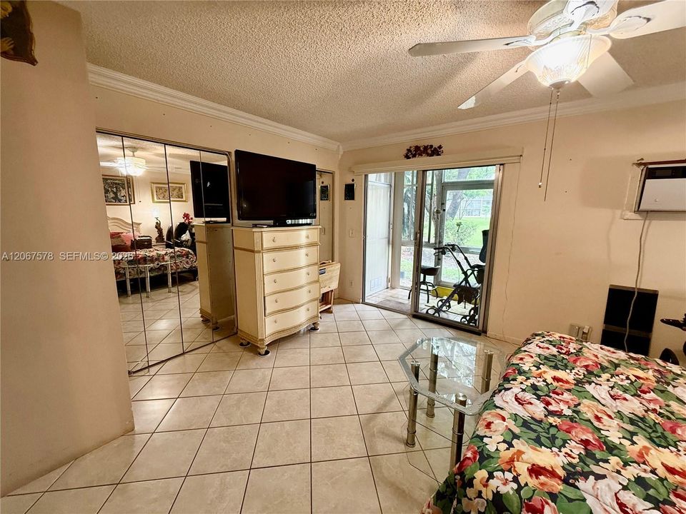 For Sale: $128,000 (1 beds, 1 baths, 811 Square Feet)