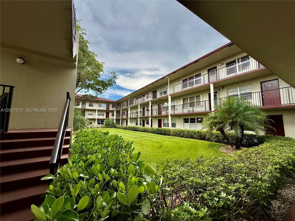 For Sale: $128,000 (1 beds, 1 baths, 811 Square Feet)