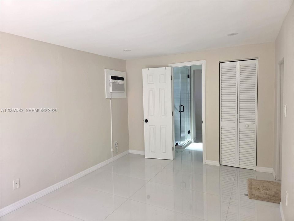 For Rent: $1,300 (0 beds, 1 baths, 250 Square Feet)