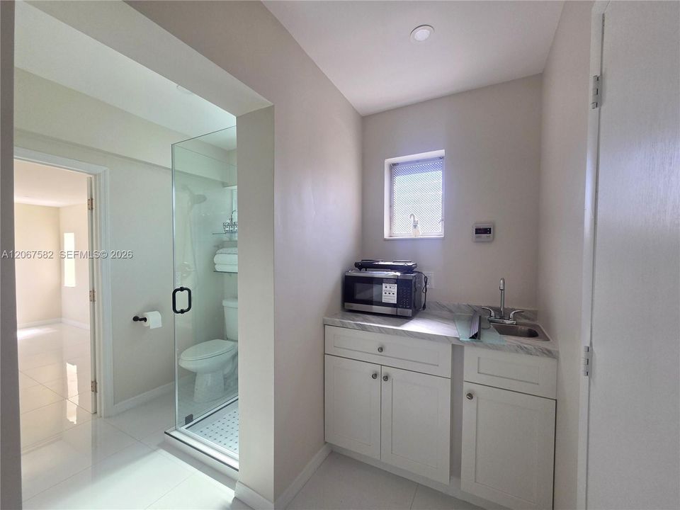 For Rent: $1,300 (0 beds, 1 baths, 250 Square Feet)