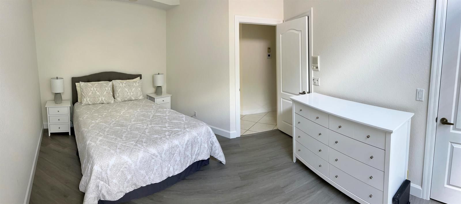 Guest bedroom 1 queen bed 1.2