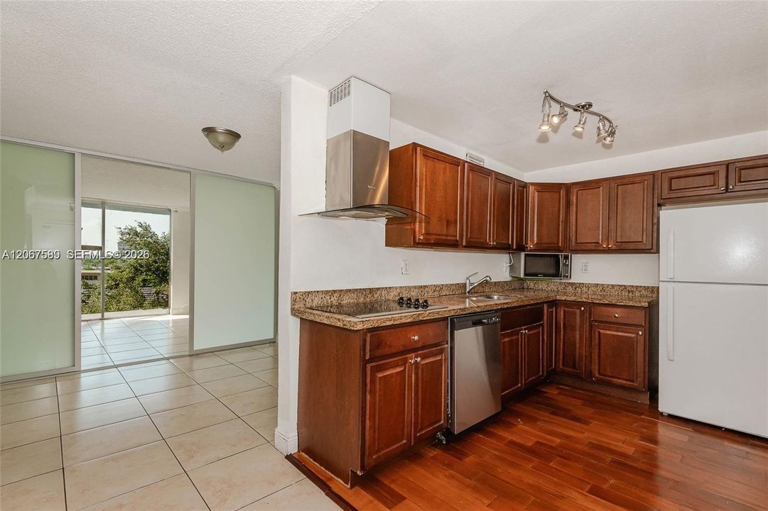 For Sale: $170,000 (1 beds, 1 baths, 673 Square Feet)
