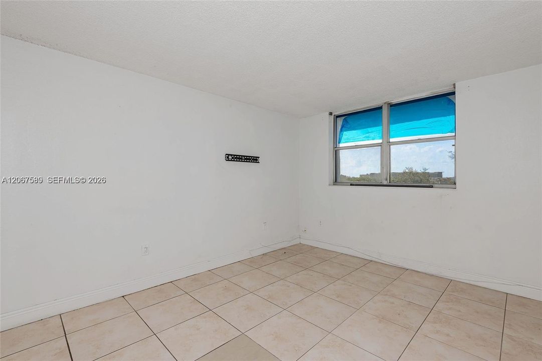 For Sale: $170,000 (1 beds, 1 baths, 673 Square Feet)