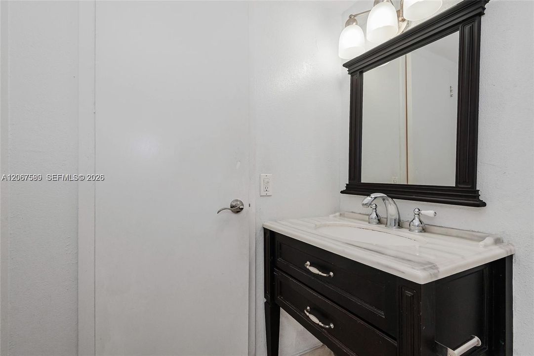 For Sale: $170,000 (1 beds, 1 baths, 673 Square Feet)