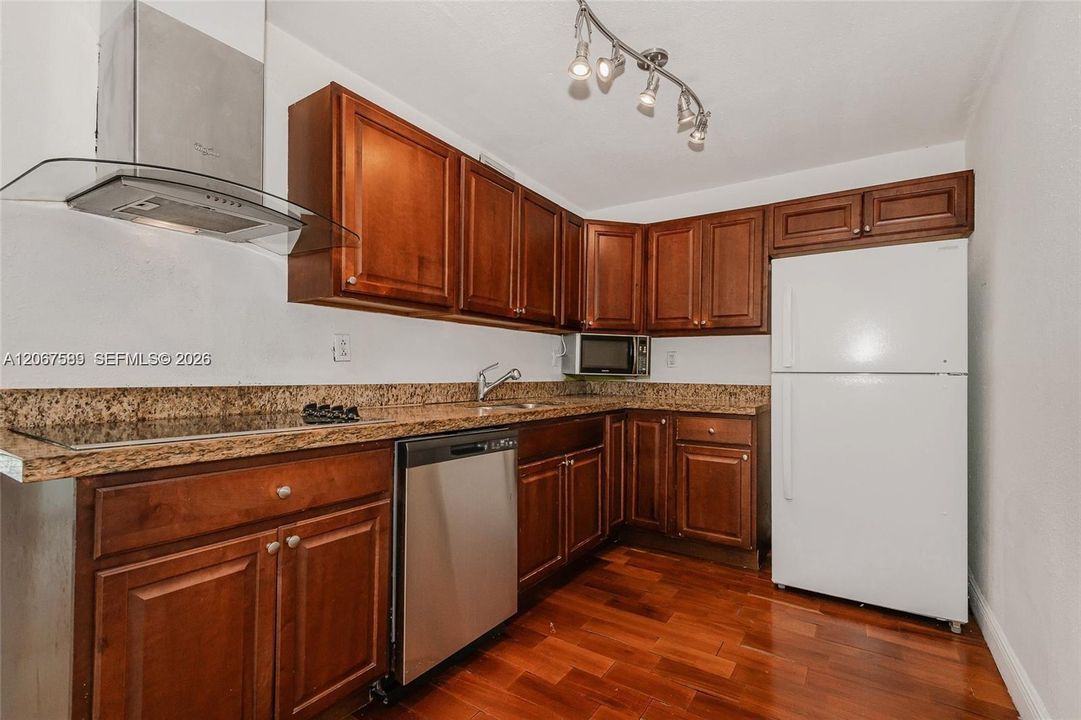 For Sale: $170,000 (1 beds, 1 baths, 673 Square Feet)
