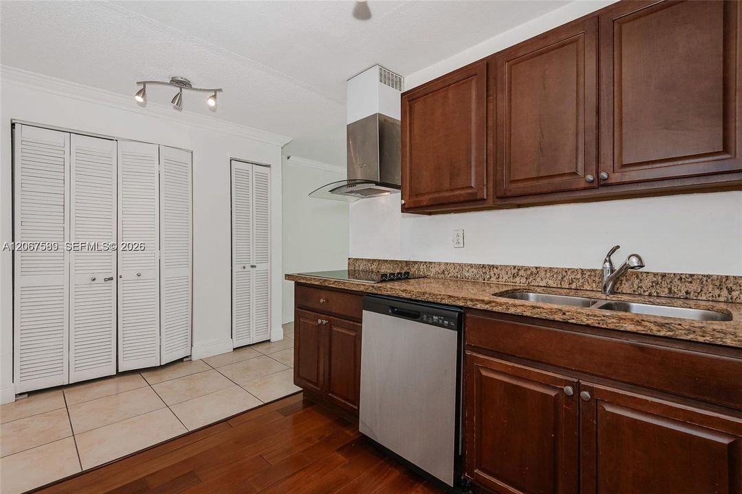 For Sale: $170,000 (1 beds, 1 baths, 673 Square Feet)