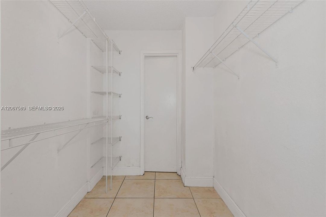 For Sale: $170,000 (1 beds, 1 baths, 673 Square Feet)