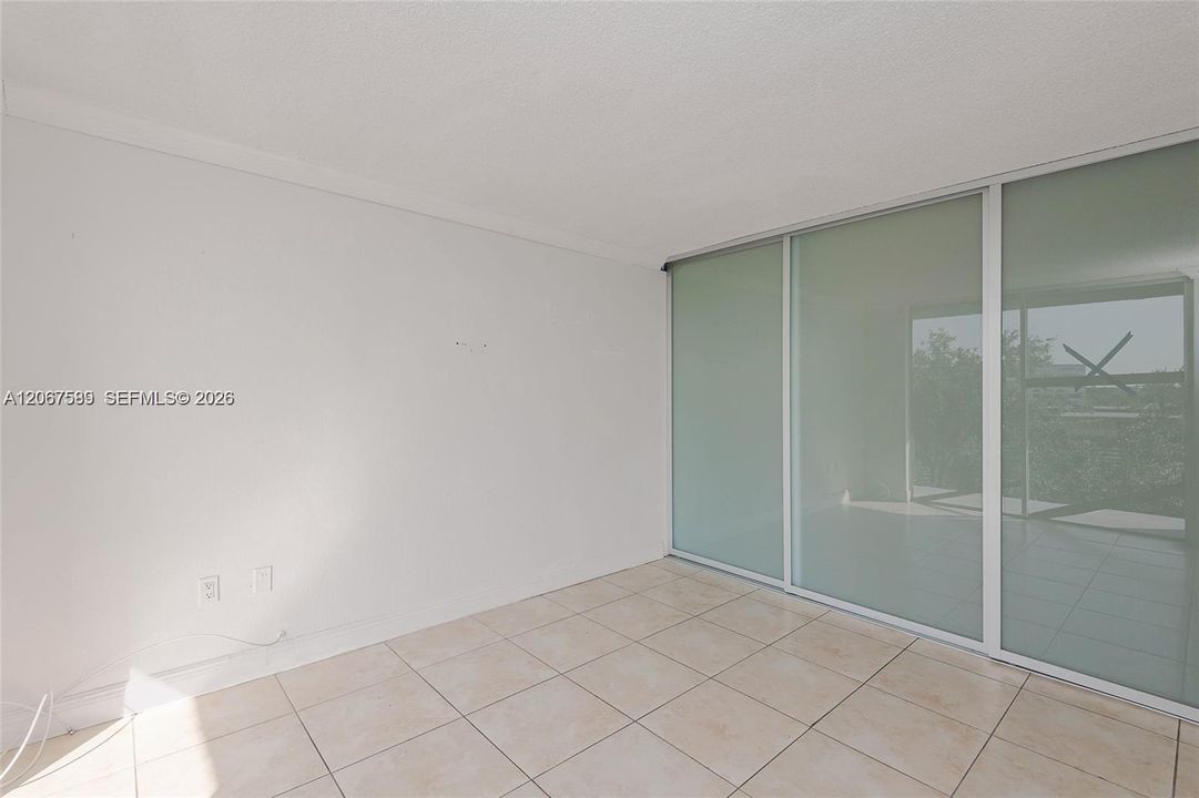 For Sale: $170,000 (1 beds, 1 baths, 673 Square Feet)