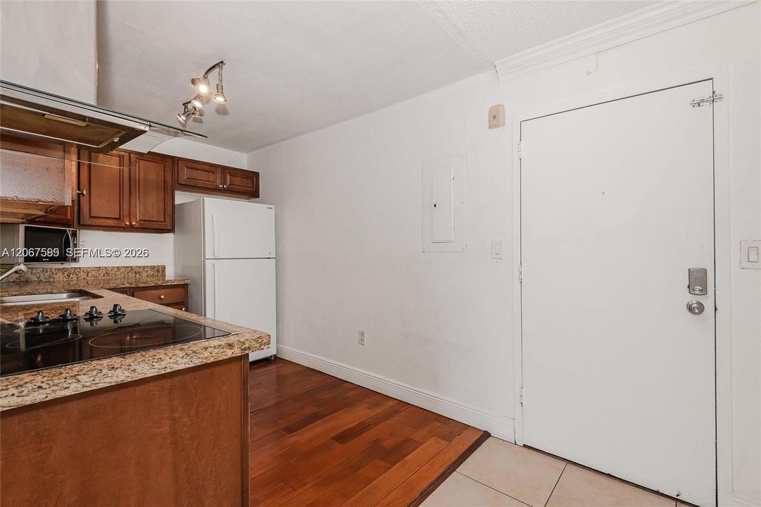 For Sale: $170,000 (1 beds, 1 baths, 673 Square Feet)