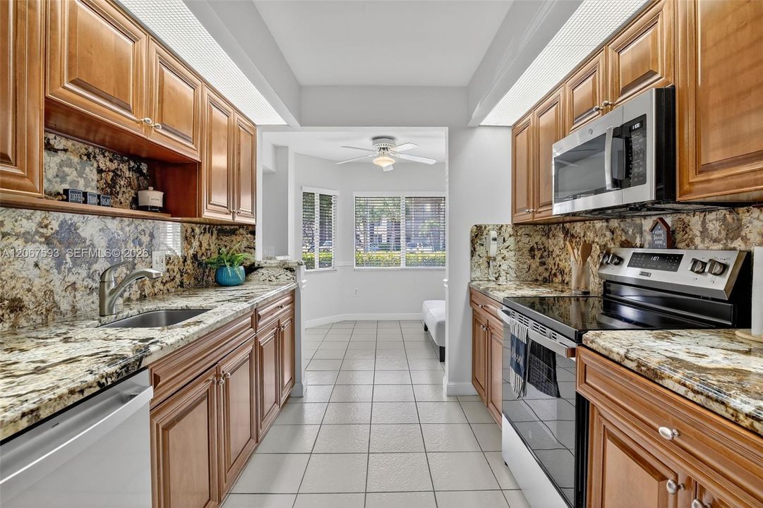 For Sale: $289,900 (2 beds, 2 baths, 1364 Square Feet)