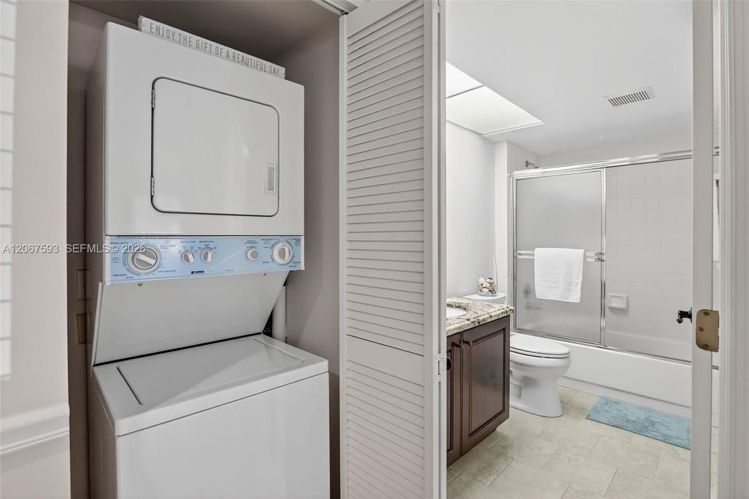 For Sale: $289,900 (2 beds, 2 baths, 1364 Square Feet)