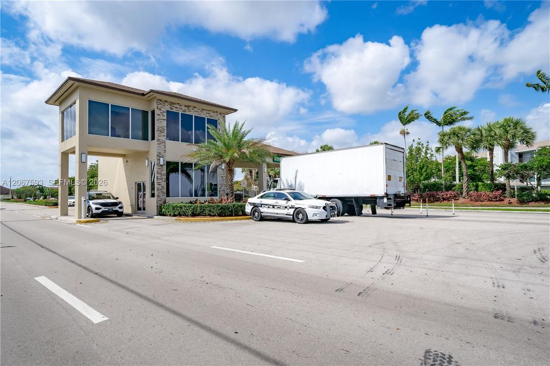 For Sale: $289,900 (2 beds, 2 baths, 1364 Square Feet)