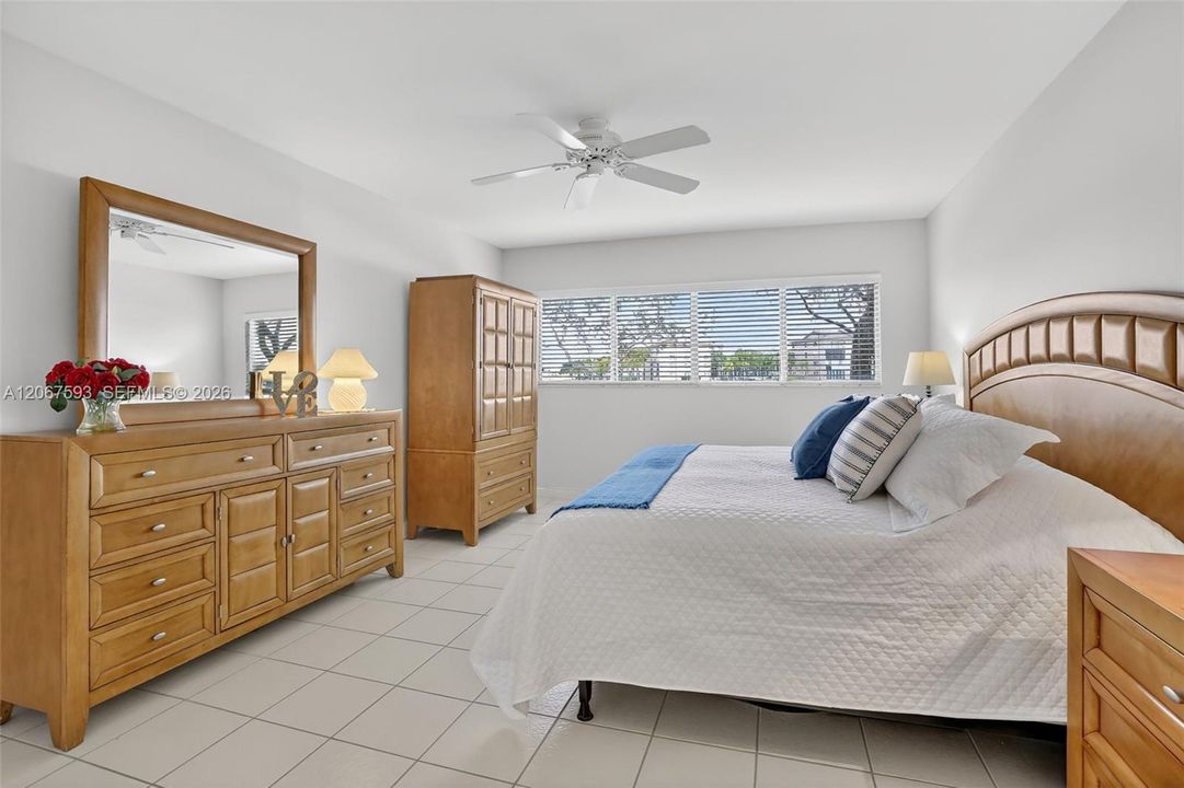 For Sale: $289,900 (2 beds, 2 baths, 1364 Square Feet)