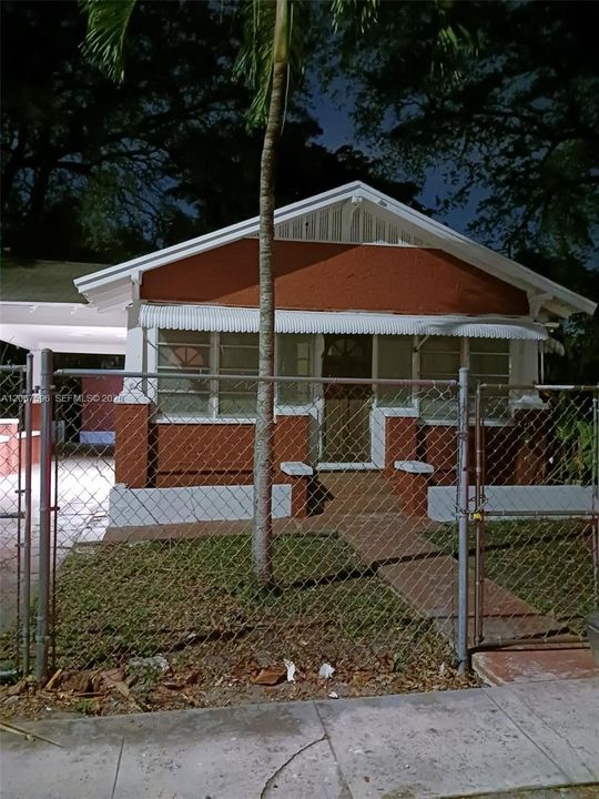 For Sale: $550,000 (2 beds, 1 baths, 972 Square Feet)