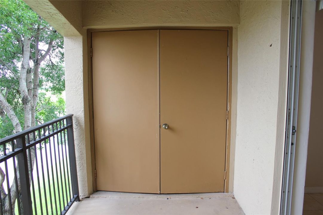 For Rent: $1,900 (1 beds, 1 baths, 690 Square Feet)