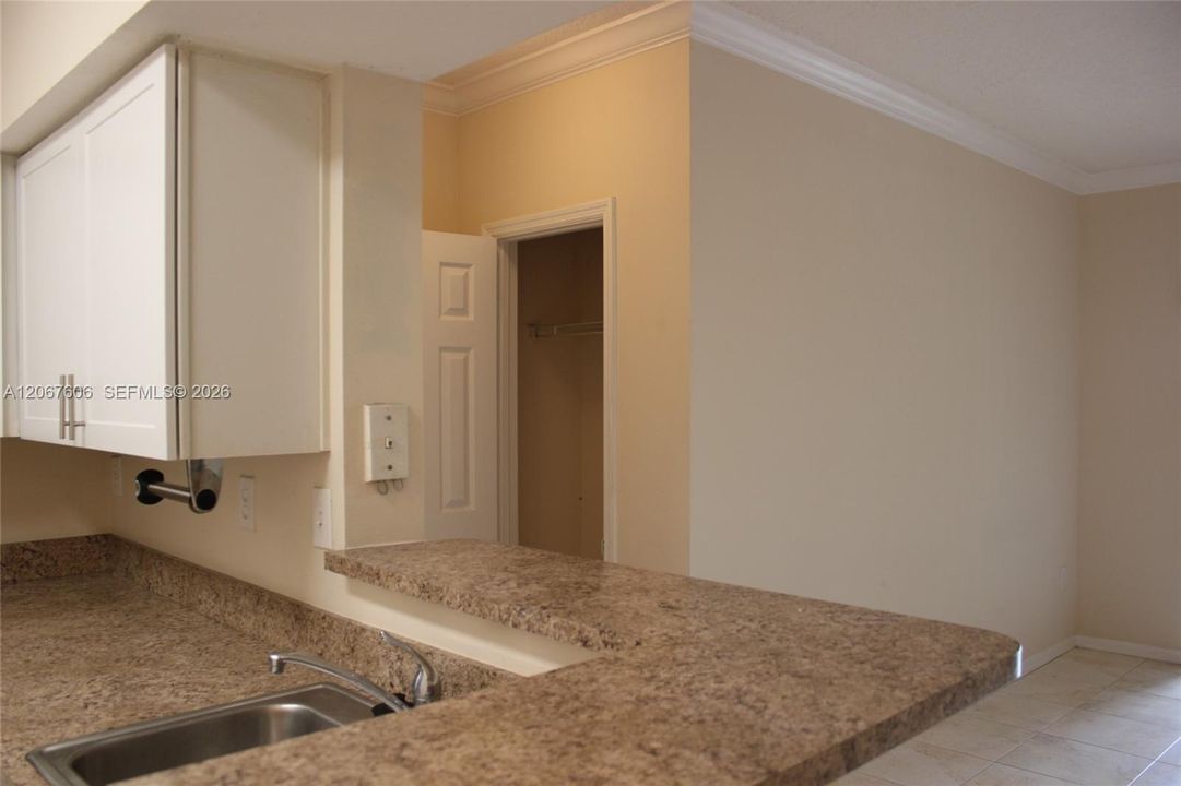 For Rent: $1,900 (1 beds, 1 baths, 690 Square Feet)