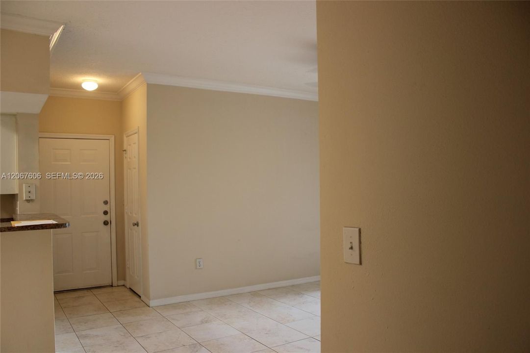 For Rent: $1,900 (1 beds, 1 baths, 690 Square Feet)