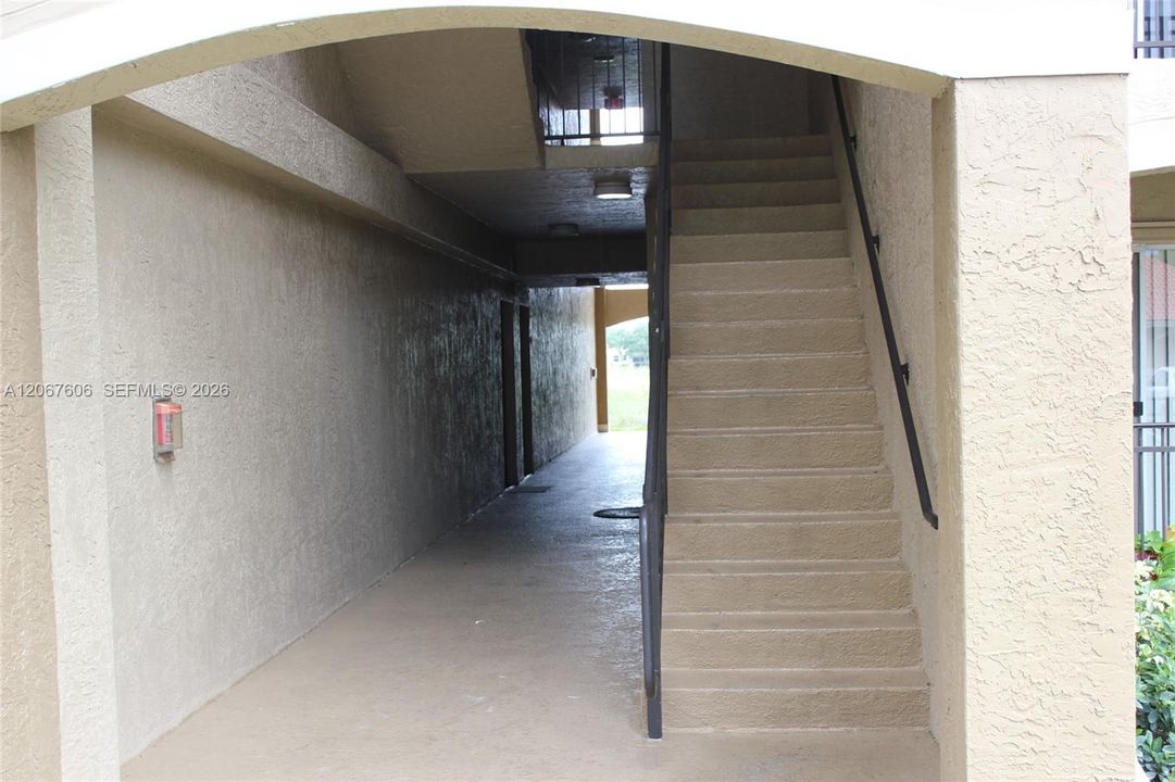 For Rent: $1,900 (1 beds, 1 baths, 690 Square Feet)
