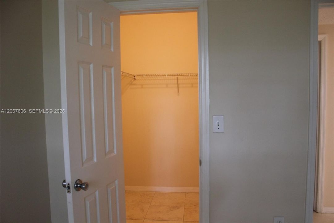 For Rent: $1,900 (1 beds, 1 baths, 690 Square Feet)