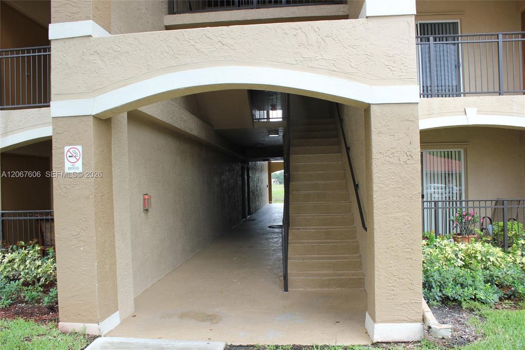 For Rent: $1,900 (1 beds, 1 baths, 690 Square Feet)