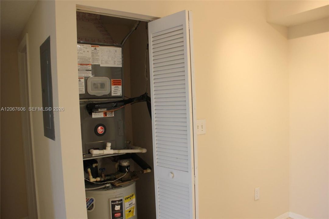 For Rent: $1,900 (1 beds, 1 baths, 690 Square Feet)