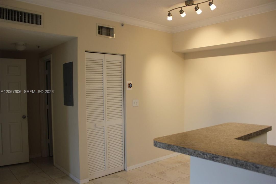 For Rent: $1,900 (1 beds, 1 baths, 690 Square Feet)