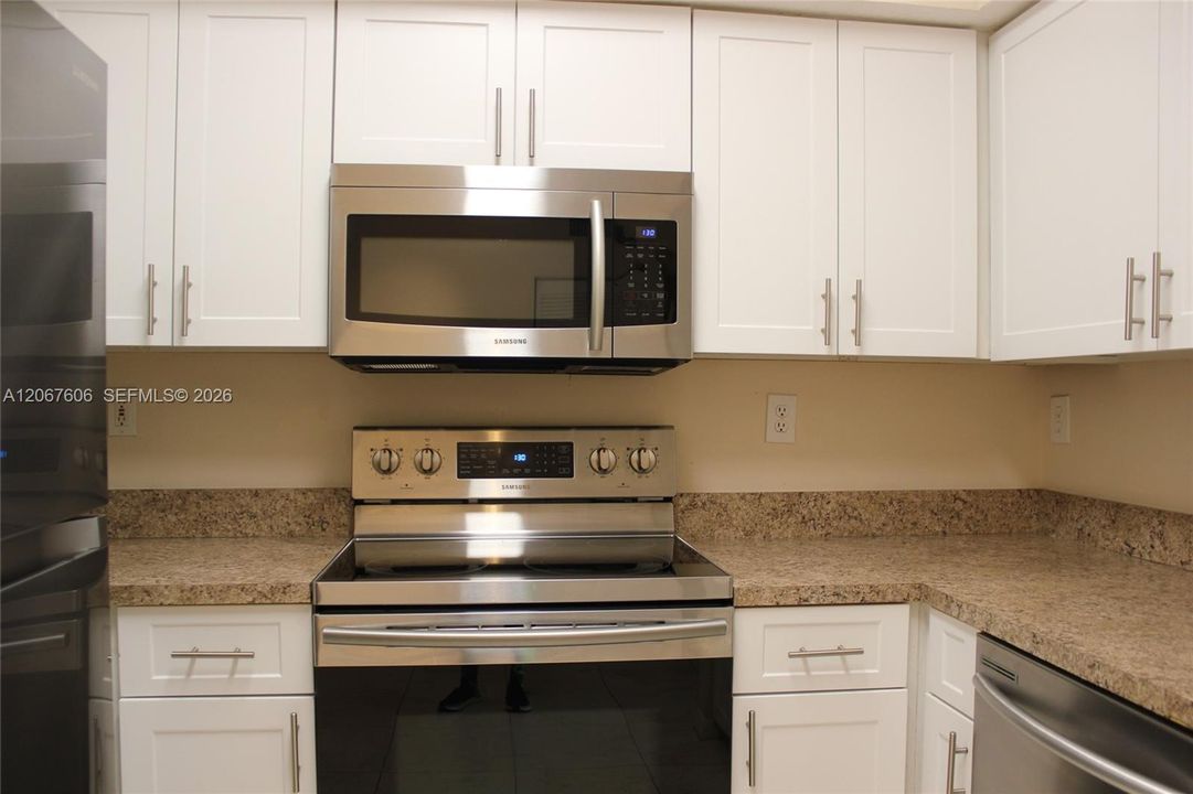 For Rent: $1,900 (1 beds, 1 baths, 690 Square Feet)