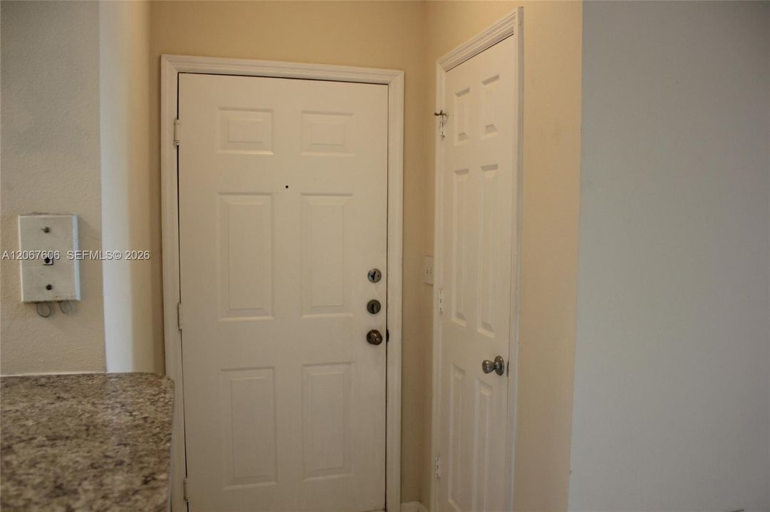 For Rent: $1,900 (1 beds, 1 baths, 690 Square Feet)