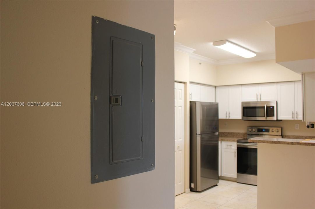 For Rent: $1,900 (1 beds, 1 baths, 690 Square Feet)