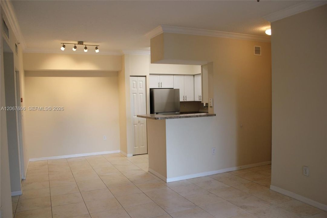 For Rent: $1,900 (1 beds, 1 baths, 690 Square Feet)