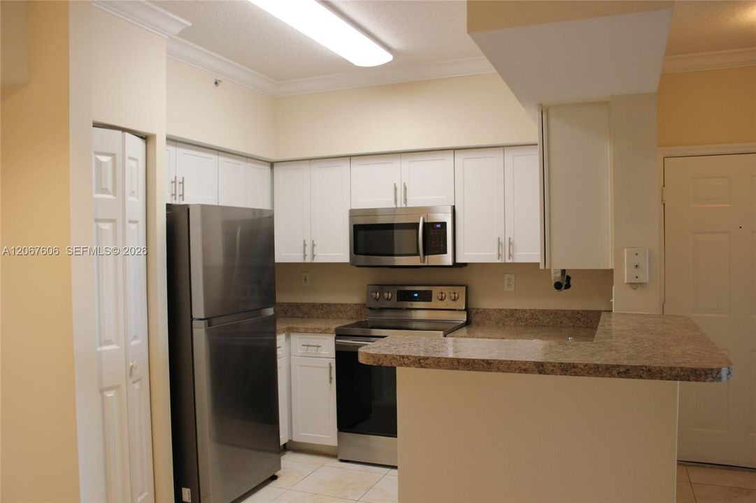 For Rent: $1,900 (1 beds, 1 baths, 690 Square Feet)