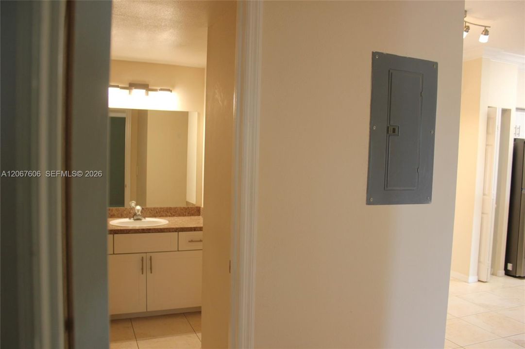For Rent: $1,900 (1 beds, 1 baths, 690 Square Feet)