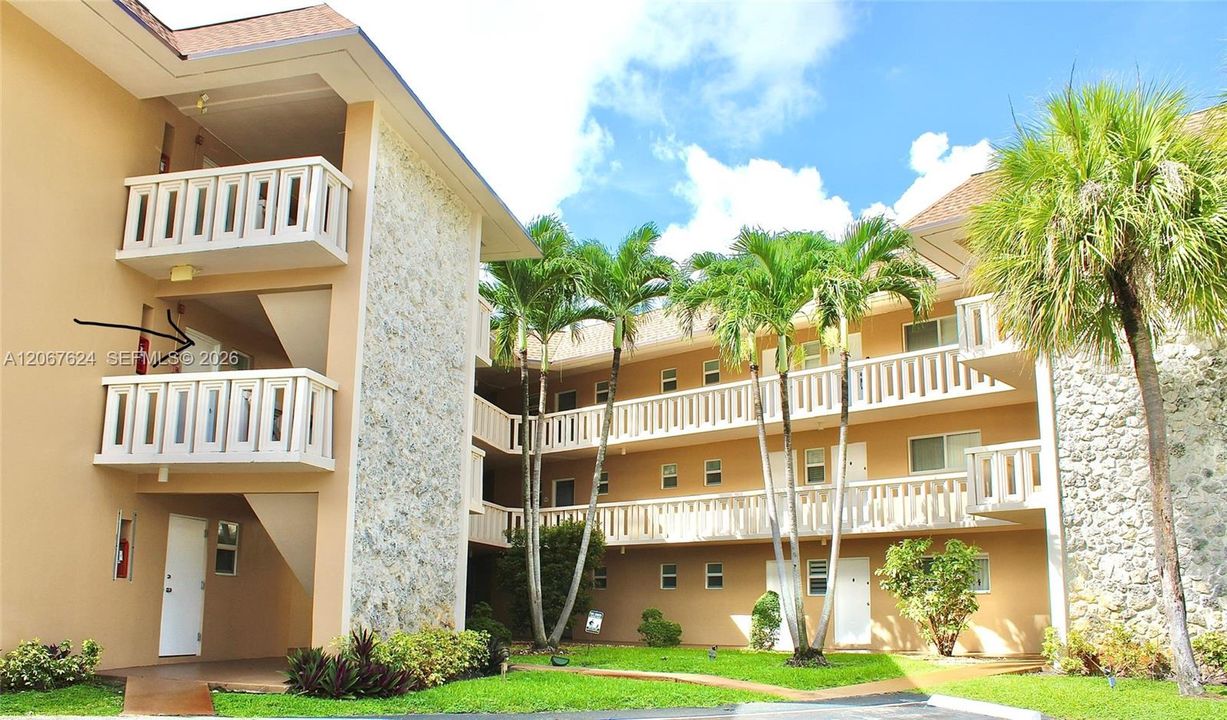 For Sale: $319,999 (2 beds, 2 baths, 1020 Square Feet)