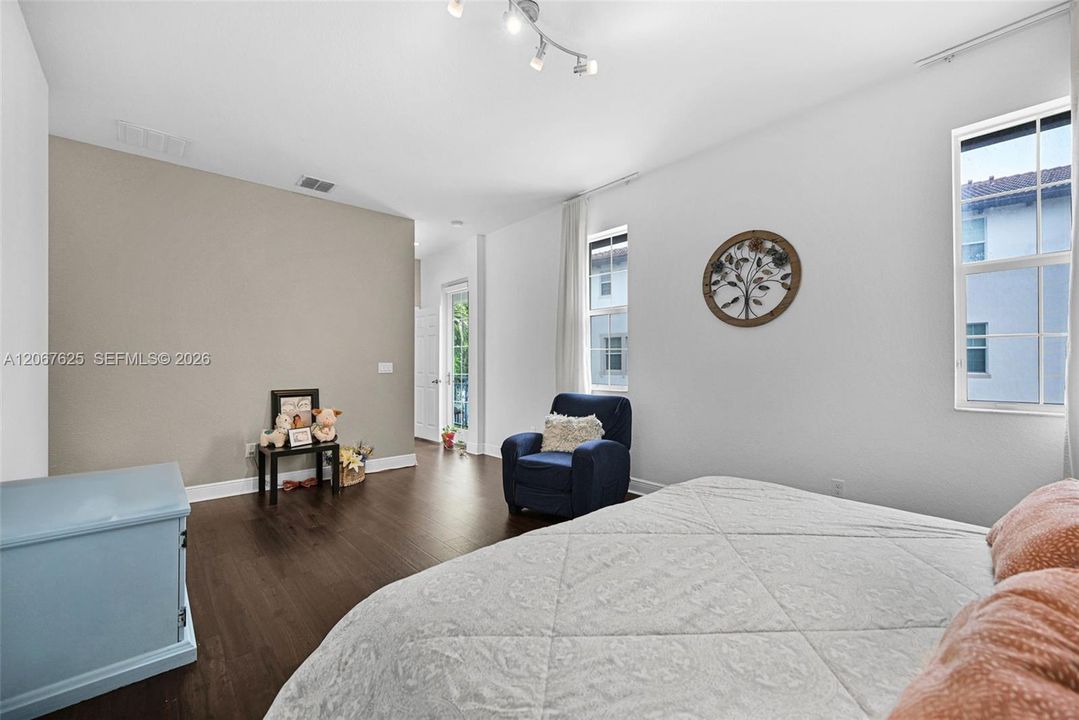 For Rent: $3,500 (3 beds, 3 baths, 1782 Square Feet)