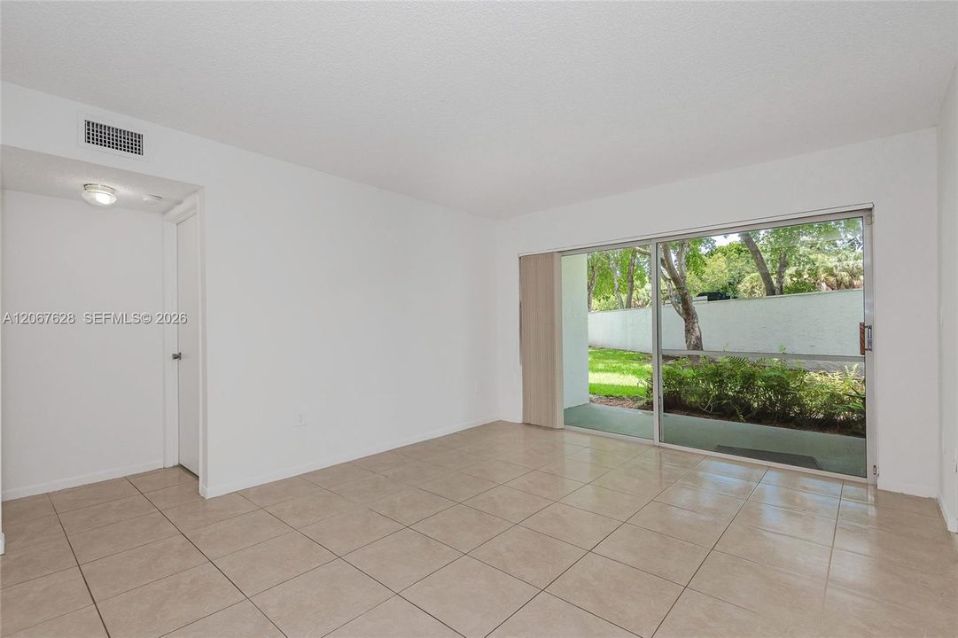 For Sale: $259,900 (2 beds, 2 baths, 950 Square Feet)