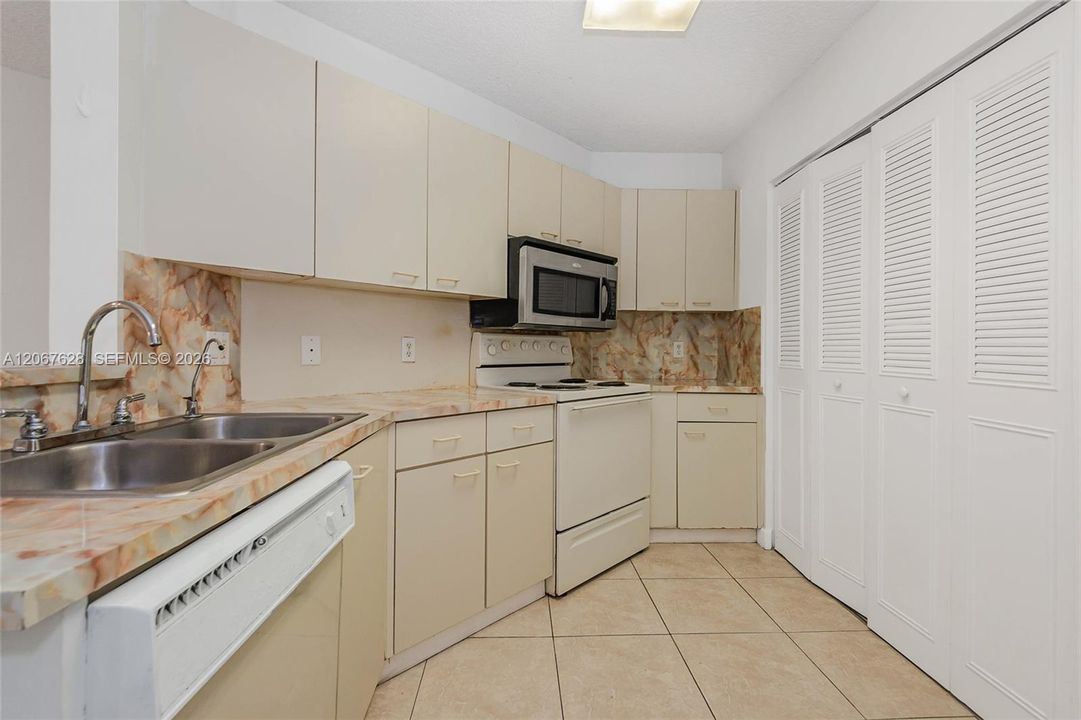 For Sale: $259,900 (2 beds, 2 baths, 950 Square Feet)